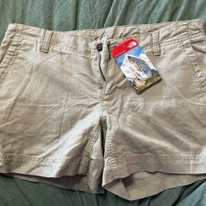 NWT size 6/long North Face maywood short Dune beige